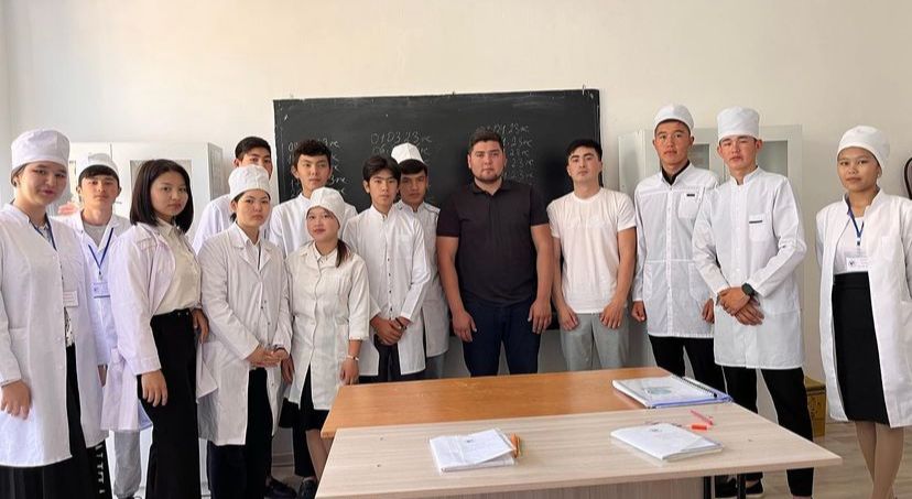 &quot;Емдеу ісі&quot; мамандығының ең алғашқы түлектері Әбдіхалық Байбол мен Сейіткерім Дәуренбек колледж студенттерімен кәсіби тәжірибелерімен бөлісті.